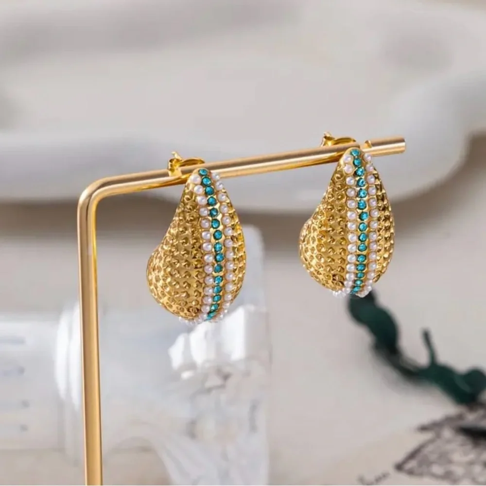 NWT SS Teardrop Stud Earrings - Picture 5 of 6